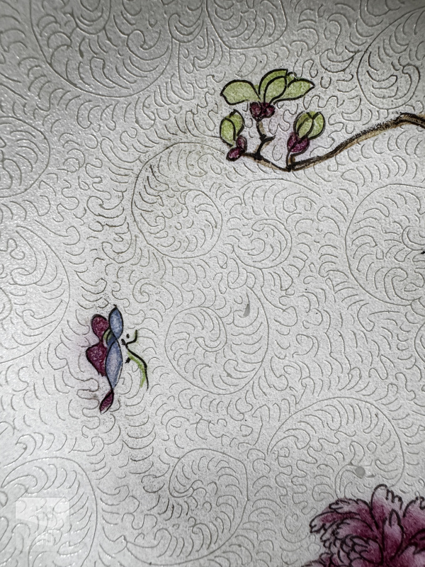 清 白地轧道粉彩花卉纹盘 - 图5